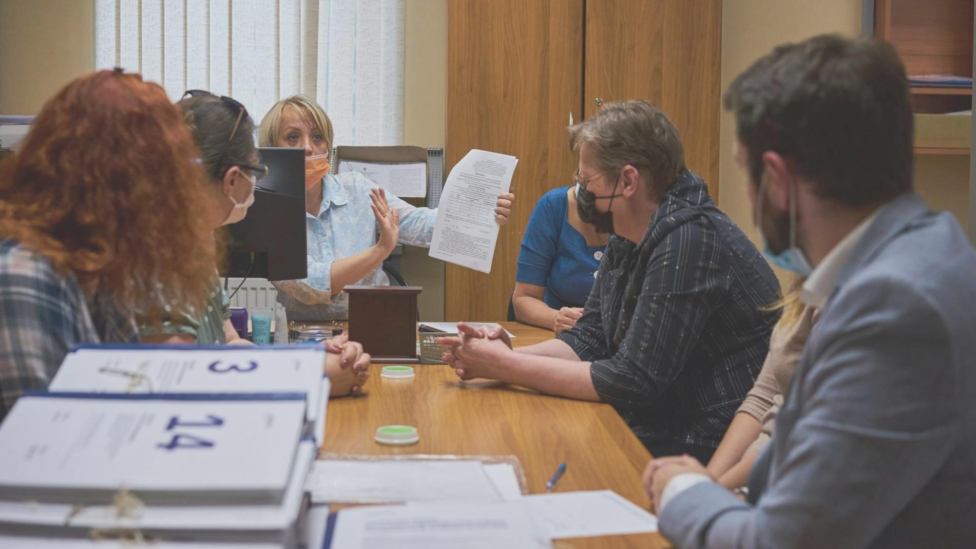 Groupe d'étudiants collaborant sur un projet financier